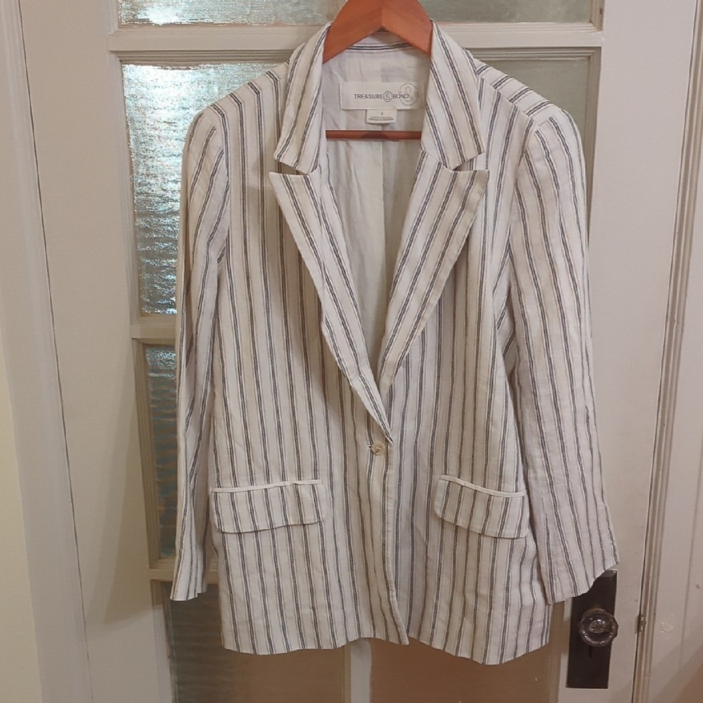 Treasure & Bond White and Black Blazer with Structured Shoulders